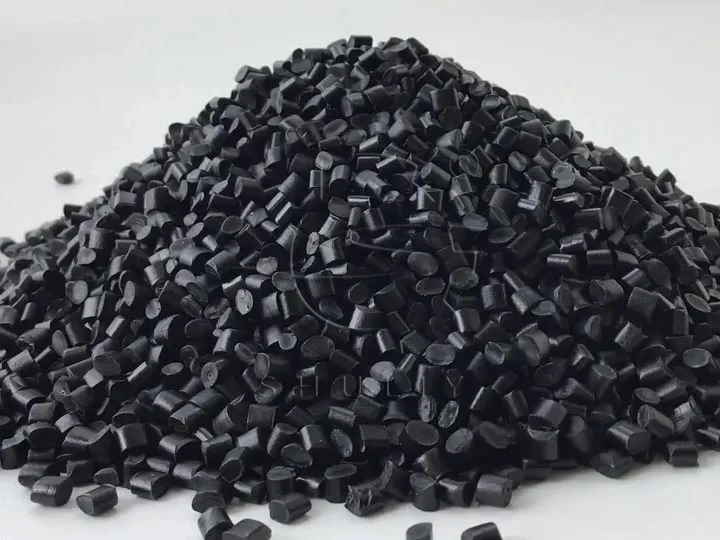 gránulos de plástico negro